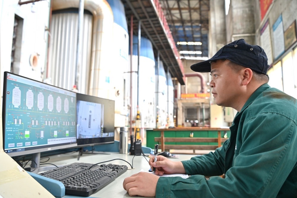 12月12日，工作人員在廣西來賓小平陽湘桂制糖有限公司監(jiān)控蒸發(fā)系統(tǒng)。