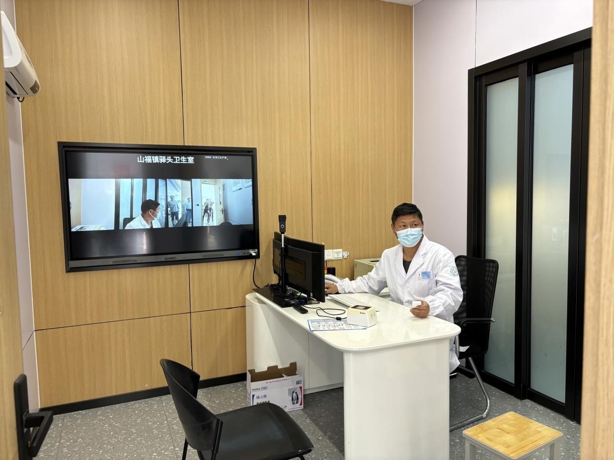 　　村里的值班醫(yī)生在線上連接三甲醫(yī)院的醫(yī)生對(duì)患者進(jìn)行會(huì)診。