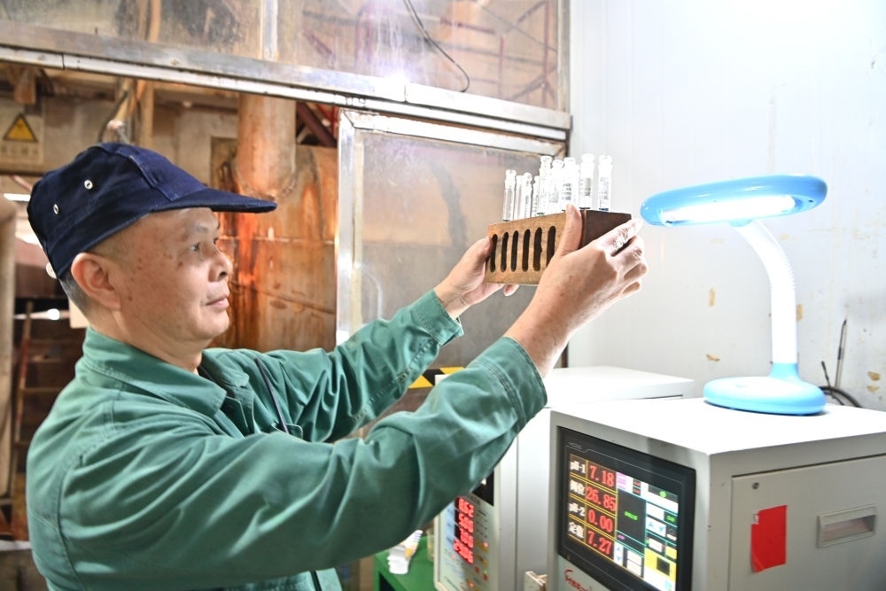 12月12日，廣西來賓小平陽湘桂制糖有限公司的工作人員在檢測糖漿樣品。