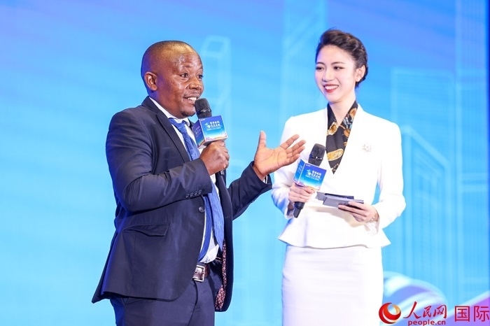 來自烏干達坎帕拉—恩德培機場高速公路項目的赫爾曼（左）被評為中國交建共建“一帶一路”最美外籍建設(shè)者之一。人民網(wǎng)記者 趙益普攝