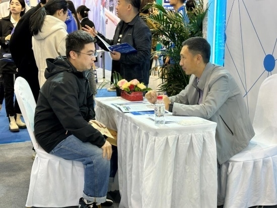 沈陽招聘會(huì)現(xiàn)場(chǎng)。人民網(wǎng)記者 尹柏寒?dāng)z