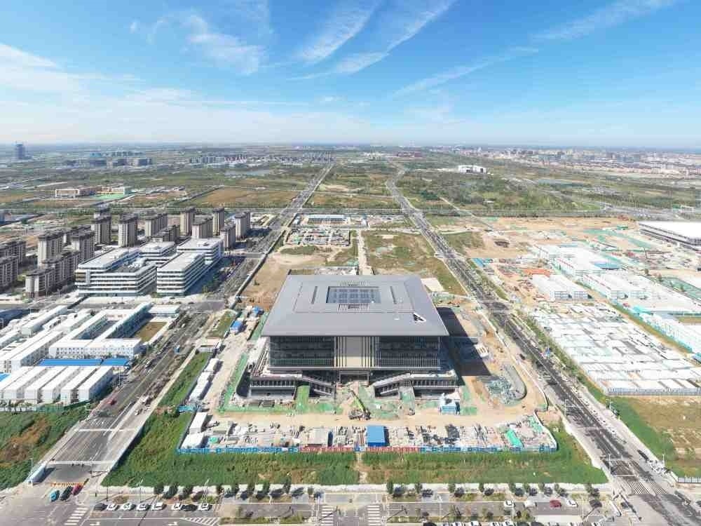 這是雄安新區(qū)大學(xué)園圖書(shū)館（2023年10月1日攝，無(wú)人機(jī)照片）。新華社記者 朱旭東 攝