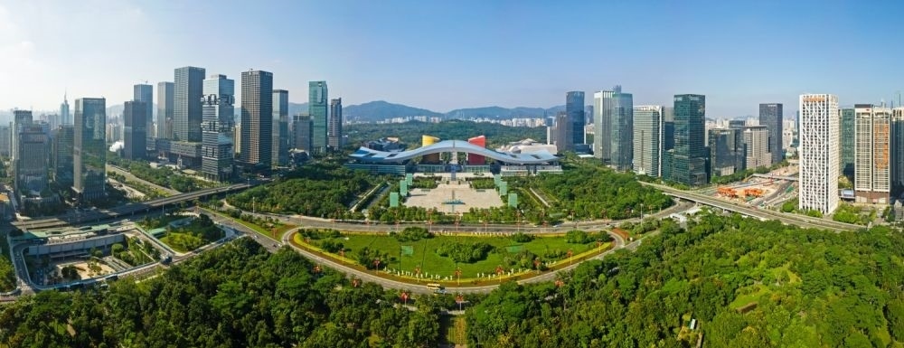 這是在廣東省深圳市拍攝的深圳市民中心和蓮花山公園一線（2020年10月2日攝，無(wú)人機(jī)照片）。新華社記者 梁旭 攝