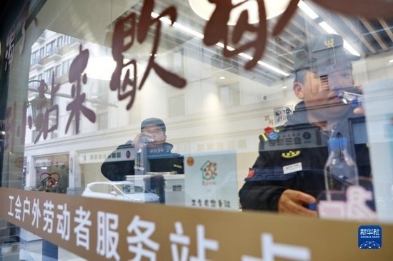 12月16日，戶外工作者在浙江省嘉興市南湖區(qū)丁家橋社區(qū)個性化“惠工小站”休息。