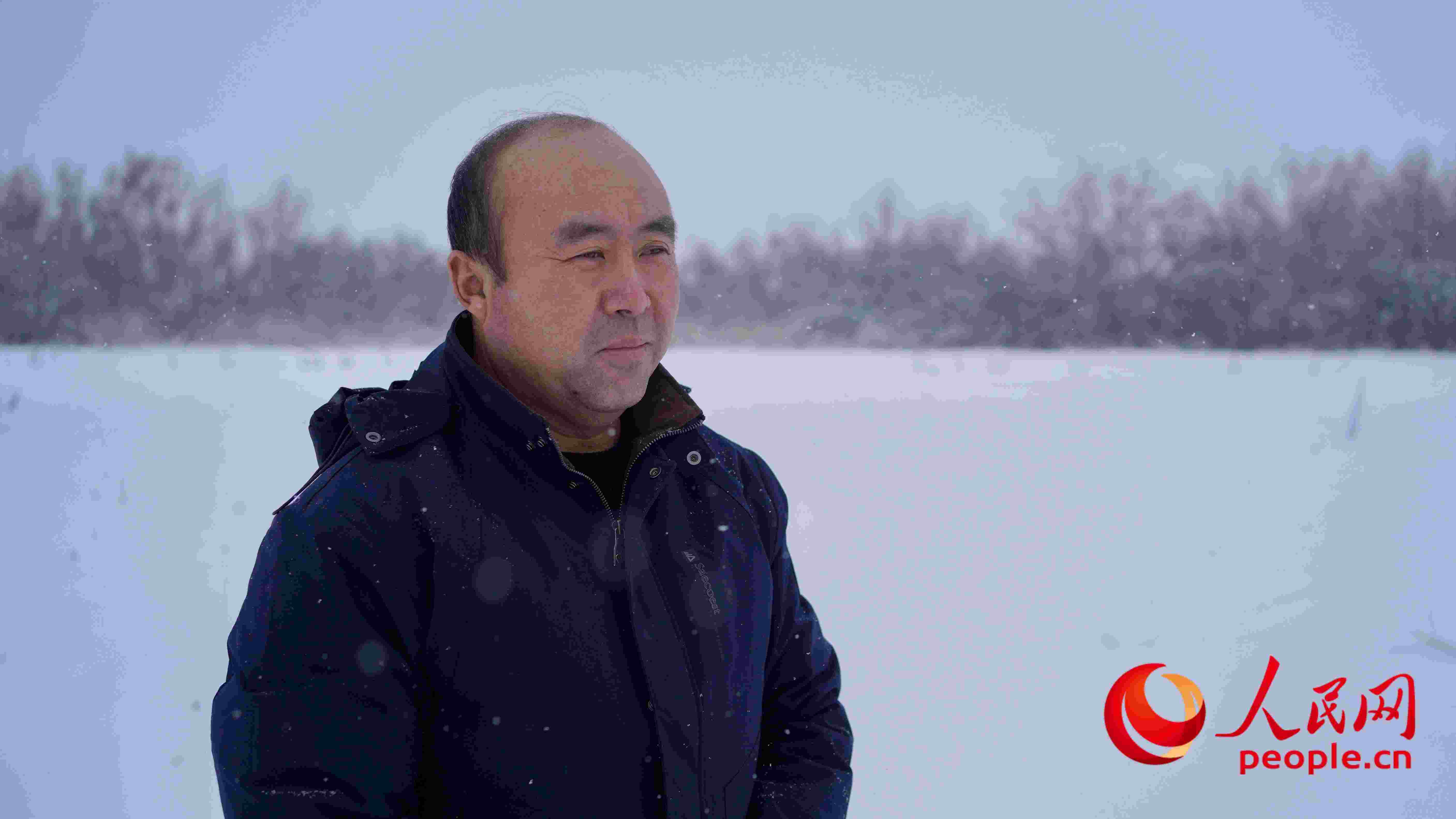 馬曉華回憶當(dāng)年和父親一起種樹的情形，滿是懷念。人民網(wǎng) 周靜圓攝