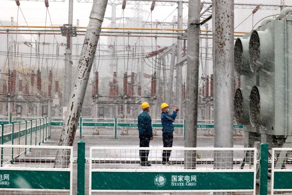 △國網(wǎng)壽光市供電公司變電運維人員在檢查變電站積雪情況。