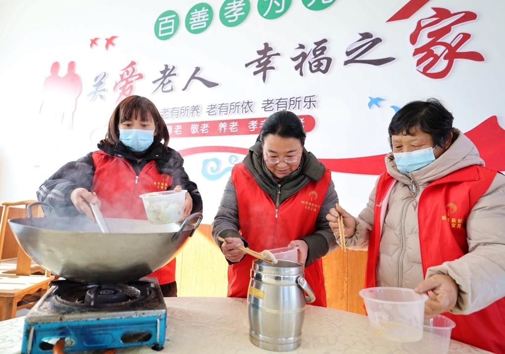 12月17日，在山東省臨沂市沂南縣銅井鎮(zhèn)杜山社區(qū)孝善食堂，志愿者們?cè)跒樯鐓^(qū)內(nèi)獨(dú)居和行動(dòng)不便的老人煮水餃。 新華社發(fā)（王彥冰 攝）