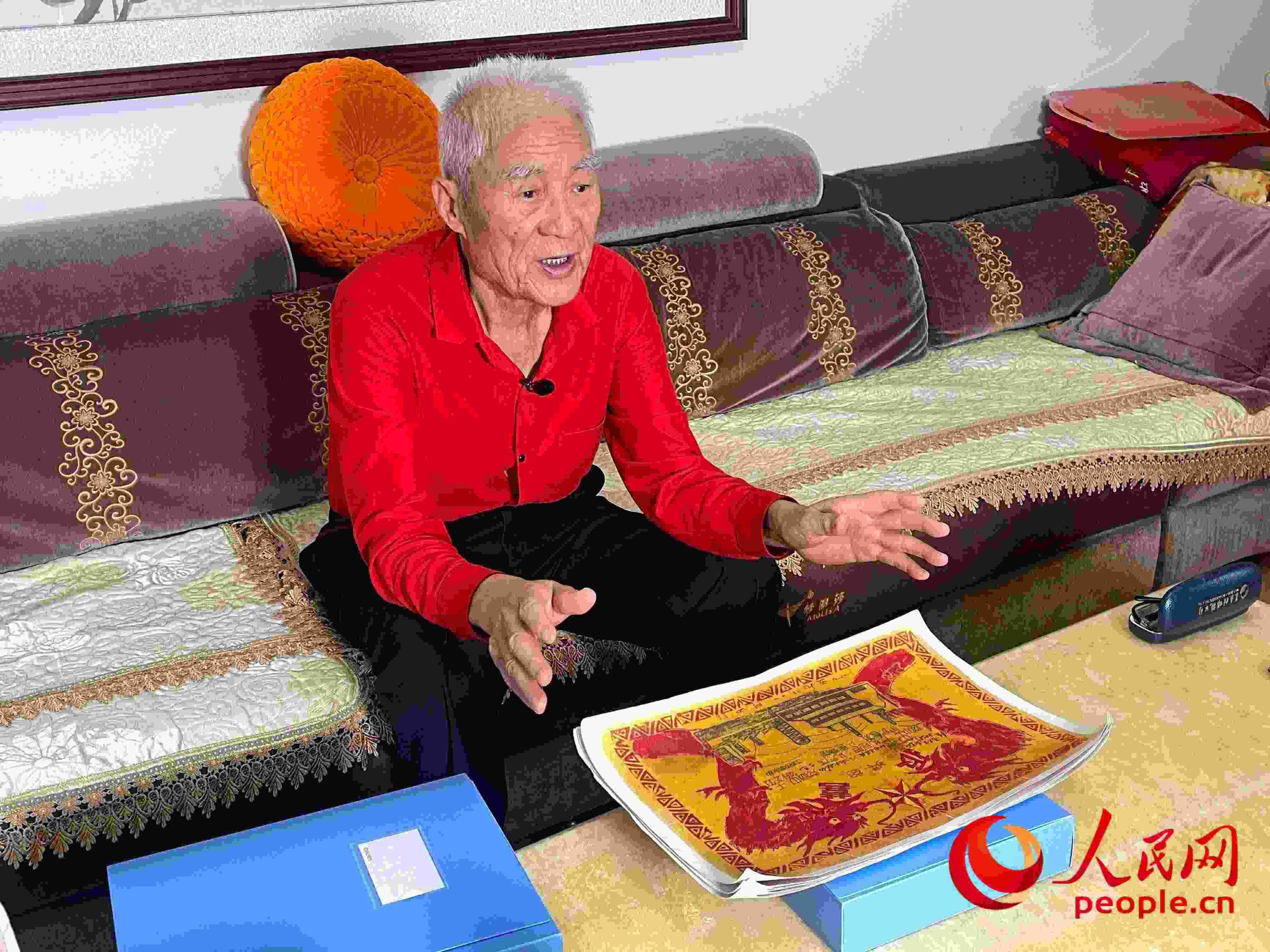 馬太生向采訪團講述自己獲得獎狀的經(jīng)歷。人民網(wǎng) 周靜圓攝