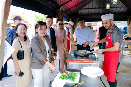 嘉賓現(xiàn)場觀摩。阿聯(lián)酋上?？偵虝咄l(xiāng)會供圖