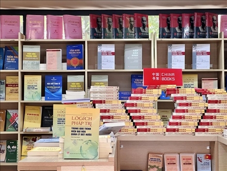 中國(guó)主題圖書亮相越南河內(nèi)書街。中國(guó)圖書進(jìn)出口（集團(tuán)）有限公司供圖