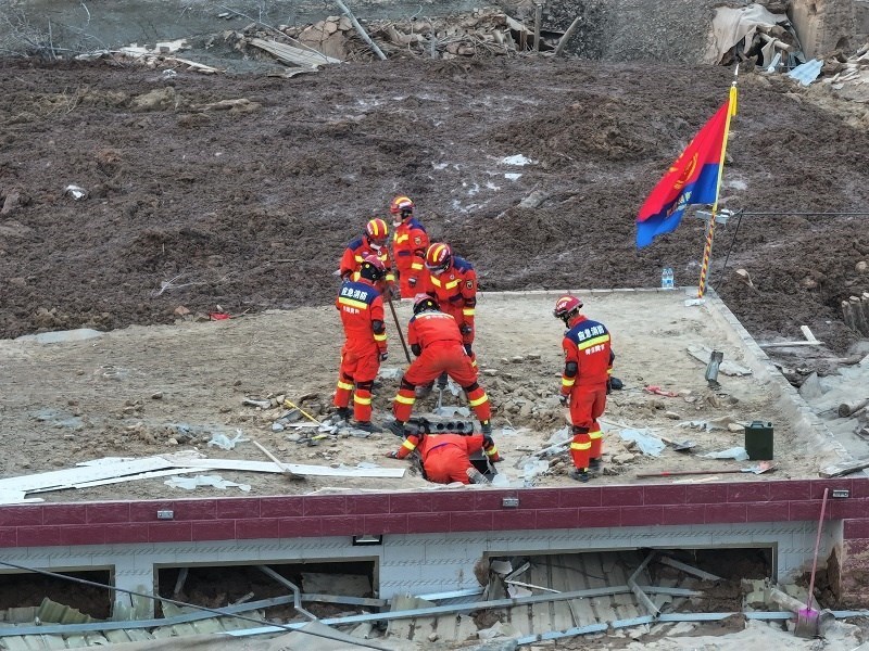 救援人員在現(xiàn)場(chǎng)。賀勇攝。