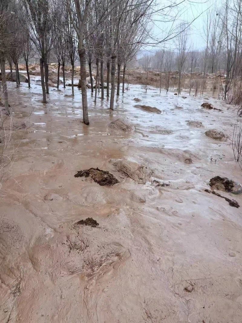 次生災(zāi)害襲擊過(guò)的村落。喬棟攝。