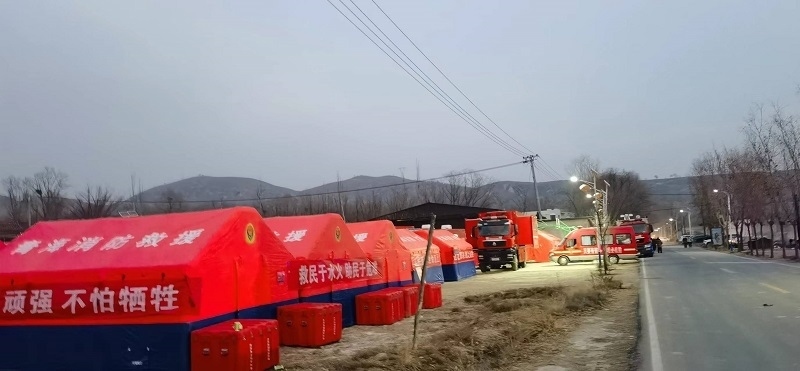 救災(zāi)隊(duì)員現(xiàn)場(chǎng)扎起了帳篷。王梅攝。