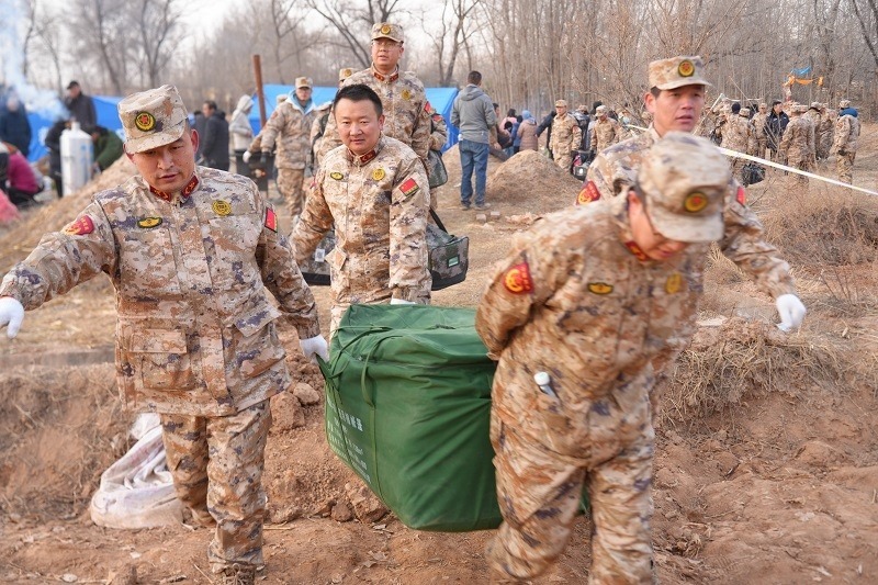 救援人員正在現(xiàn)場(chǎng)緊急搬運(yùn)物資。賀勇攝。