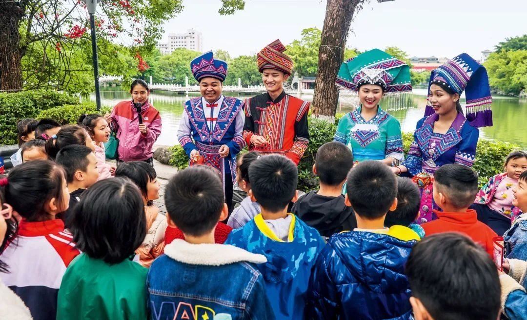 2023年4月25日，廣西桂林，“網(wǎng)絡(luò)法治宣傳一條街”在榕湖景區(qū)古南門“開街”，身穿民族服裝的工作人員演唱山歌向青少年普及網(wǎng)絡(luò)法治知識(shí)。