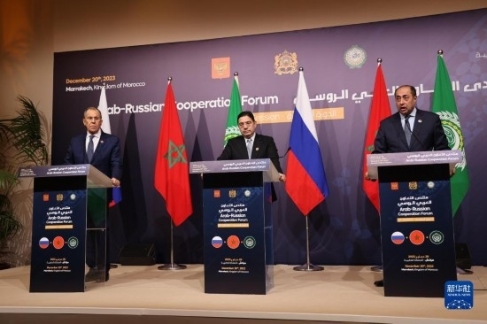 12月20日，在摩洛哥南部城市馬拉喀什舉行的第六屆阿拉伯-俄羅斯合作論壇主議程結(jié)束后，俄羅斯外交部長(zhǎng)拉夫羅夫、摩洛哥外交大臣布里達(dá)、阿拉伯國(guó)家聯(lián)盟（阿盟）副秘書(shū)長(zhǎng)胡薩姆·扎基（從左至右）出席記者會(huì)。新華社記者霍晶攝