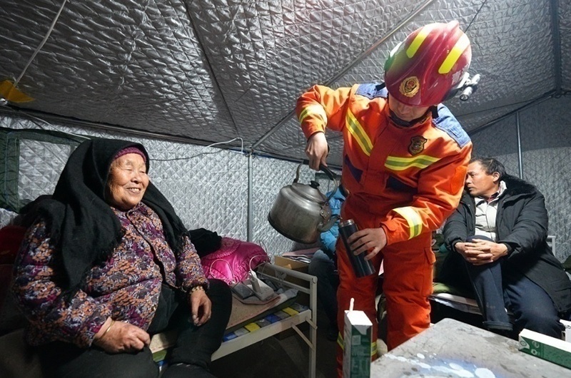 村民龔尕芳與消防員交流。賀勇攝。