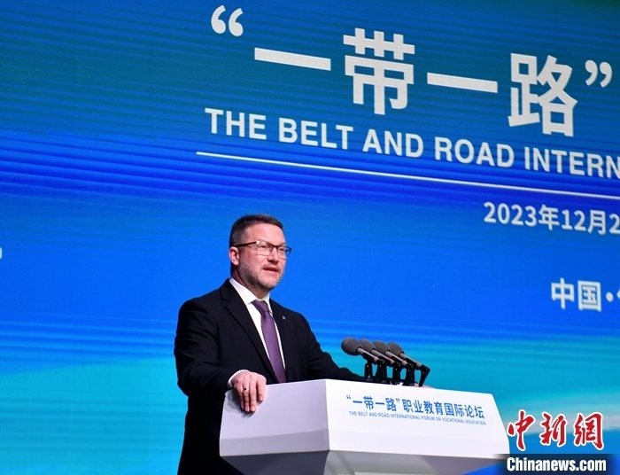 圖為活動現(xiàn)場歐洲議會交通旅游委員會副主席烏伊海依·伊什特萬致辭。 中新社記者 韓冰 攝