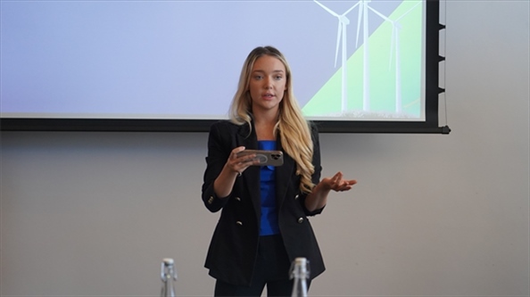 南非駐亞洲和金磚國(guó)家無(wú)任所大使蘇克拉爾代表吉娜·布朗發(fā)言。 人民網(wǎng) 張茜攝