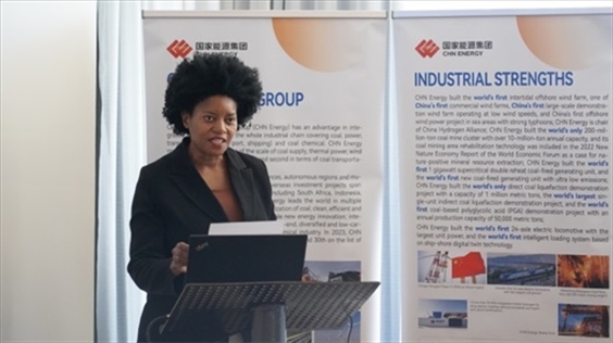 南非獨(dú)立傳媒集團(tuán)代表諾爾萬(wàn)德?tīng)?恩齊扎發(fā)言。 人民網(wǎng) 張茜攝