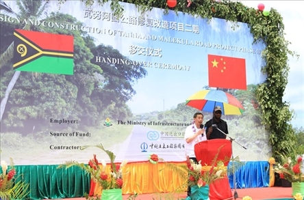 2023年12月18日，中國駐瓦努阿圖大使李名剛在瓦努阿圖公路項目二期馬勒庫拉段的移交儀式上發(fā)表致辭。人民網(wǎng) 賀吉攝
