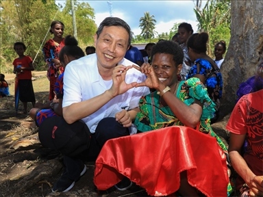 2023年12月18日，中國駐瓦努阿圖大使李名剛和前來觀看瓦努阿圖公路項目二期馬勒庫拉段移交儀式的當?shù)鼐用窈嫌啊Ｈ嗣窬W(wǎng) 賀吉攝