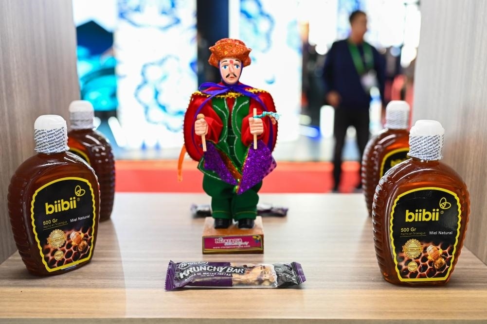 2023年11月8日在第六屆進(jìn)博會(huì)上拍攝的尼加拉瓜蜂蜜產(chǎn)品。