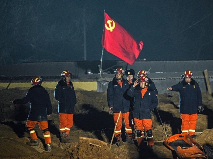 2023年12月21日，救援隊(duì)員在青海省海東市民和回族土族自治縣中川鄉(xiāng)金田村現(xiàn)場(chǎng)救援。新華社記者 張龍 攝