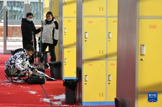 12月21日，游客在滑雪服務大廳整理滑雪裝備。