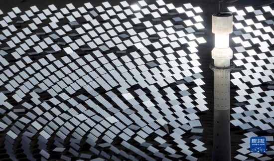 這是2023年6月11日在青海省海西蒙古族藏族自治州格爾木市拍攝的一座光熱電站（無人機(jī)照片）。 新華社記者 張宏祥 攝