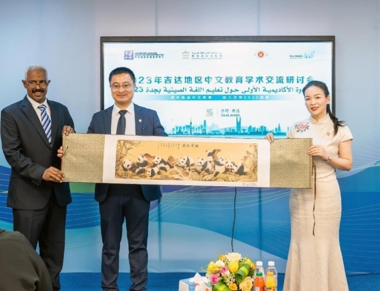 主辦方向與會代表贈送書畫作品。主辦方供圖