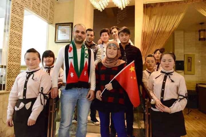 穆罕奈德夫婦與餐廳員工合影。共享聯(lián)盟·義烏 呂斌 攝