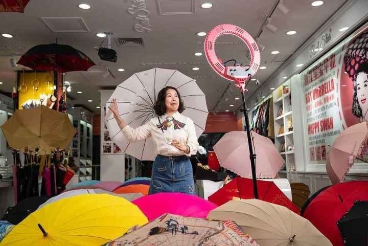 在義烏打拼了27年的商戶張吉英，正通過直播銷售雨傘。義烏市委宣傳部供圖