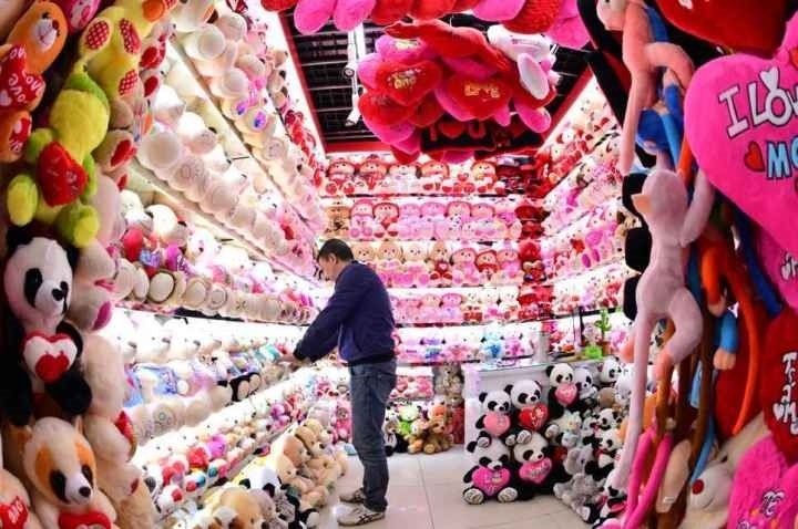 商戶在店鋪內(nèi)整理毛絨玩具。共享聯(lián)盟·義烏 呂斌 攝