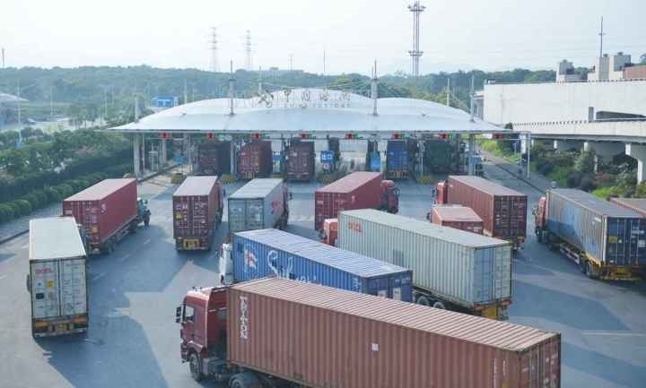 義烏海關(guān)排隊(duì)等待出關(guān)的車輛。共享聯(lián)盟·義烏 吳峰宇 攝