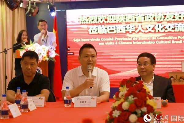 中國(guó)駐里約熱內(nèi)盧代總領(lǐng)事王尉育（中）在座談會(huì)中致辭。人民網(wǎng)記者 陳海琪攝