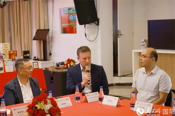 巴西中國(guó)友好協(xié)會(huì)主席恩里克·諾布雷加（中）在座談會(huì)中發(fā)言。人民網(wǎng)記者 陳海琪攝