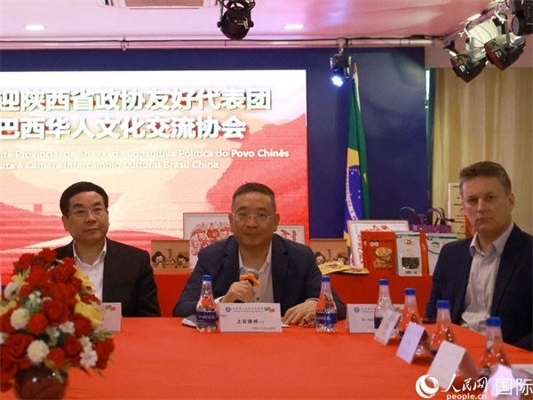 巴西華人文化交流協(xié)會(huì)主席上官建峰（中）在座談會(huì)上發(fā)言。人民網(wǎng)記者 陳海琪攝