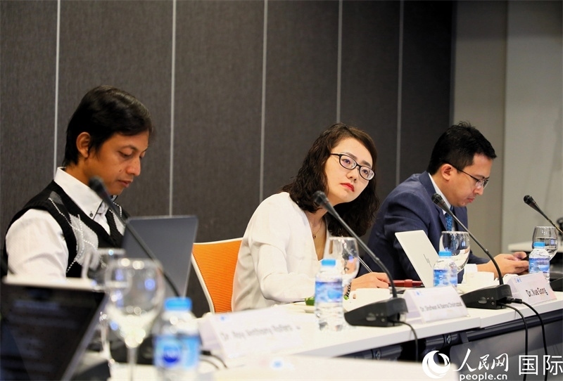 學(xué)者們專注聆聽會議內(nèi)容。人民網(wǎng)記者 白元琪攝