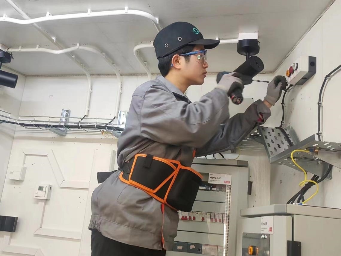 張強在安裝指示燈盒實訓中。高磊磊 攝