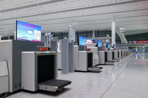 進(jìn)站大廳整齊擺放的安檢儀。