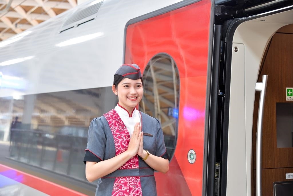 12月12日，乘務(wù)人員在印度尼西亞雅加達(dá)的哈利姆車站站臺歡迎乘坐雅萬高鐵的乘客。新華社記者徐欽攝