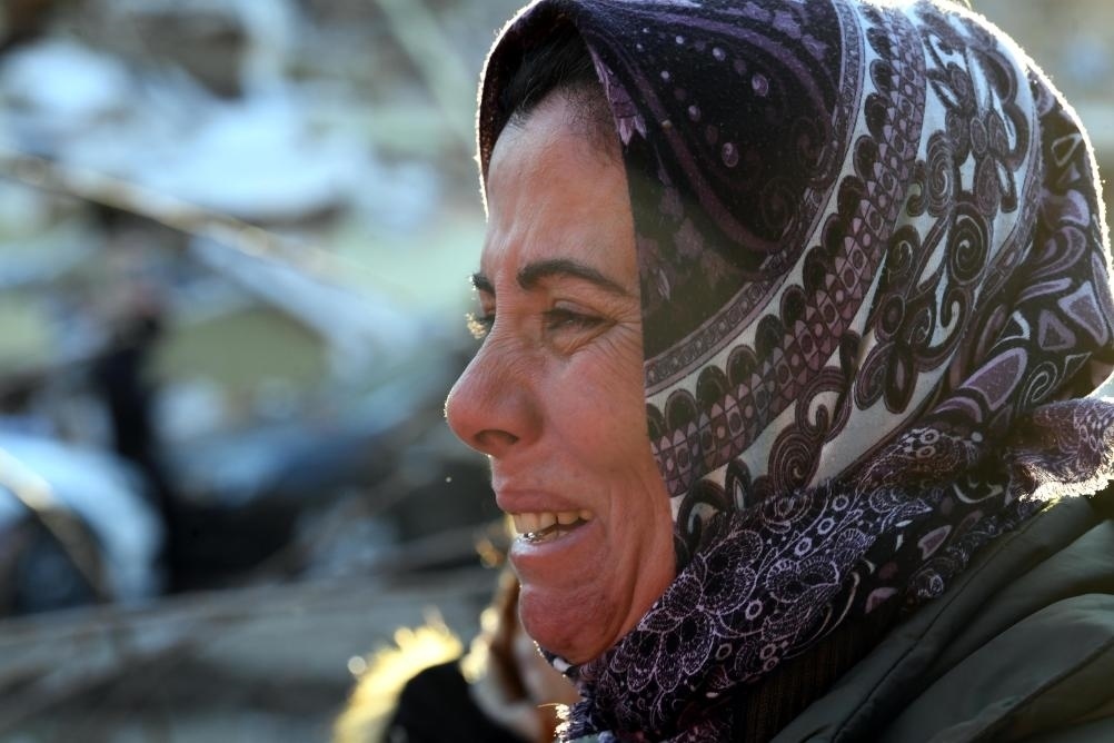 2月8日，在土耳其哈塔伊的一處地震廢墟，當(dāng)?shù)鼐用竦却H人的消息。新華社記者沙達(dá)提攝