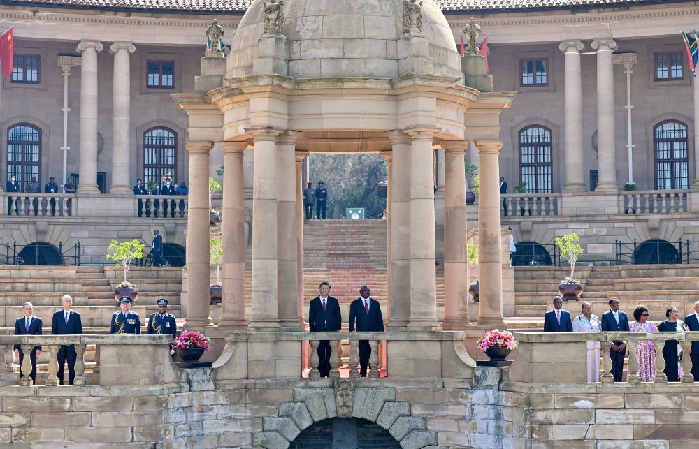 當(dāng)?shù)貢r間8月22日上午，正在南非進行國事訪問的國家主席習(xí)近平在比勒陀利亞總統(tǒng)府同南非總統(tǒng)拉馬福薩會談。會談前，拉馬福薩在總統(tǒng)府廣場為習(xí)近平舉行歡迎儀式。新華社記者 殷博古 攝