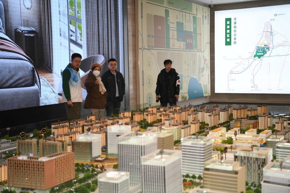 購(gòu)房者在河北雄安新區(qū)某項(xiàng)目售樓部查看沙盤(pán)（2月25日攝）。新華社記者 朱旭東 攝