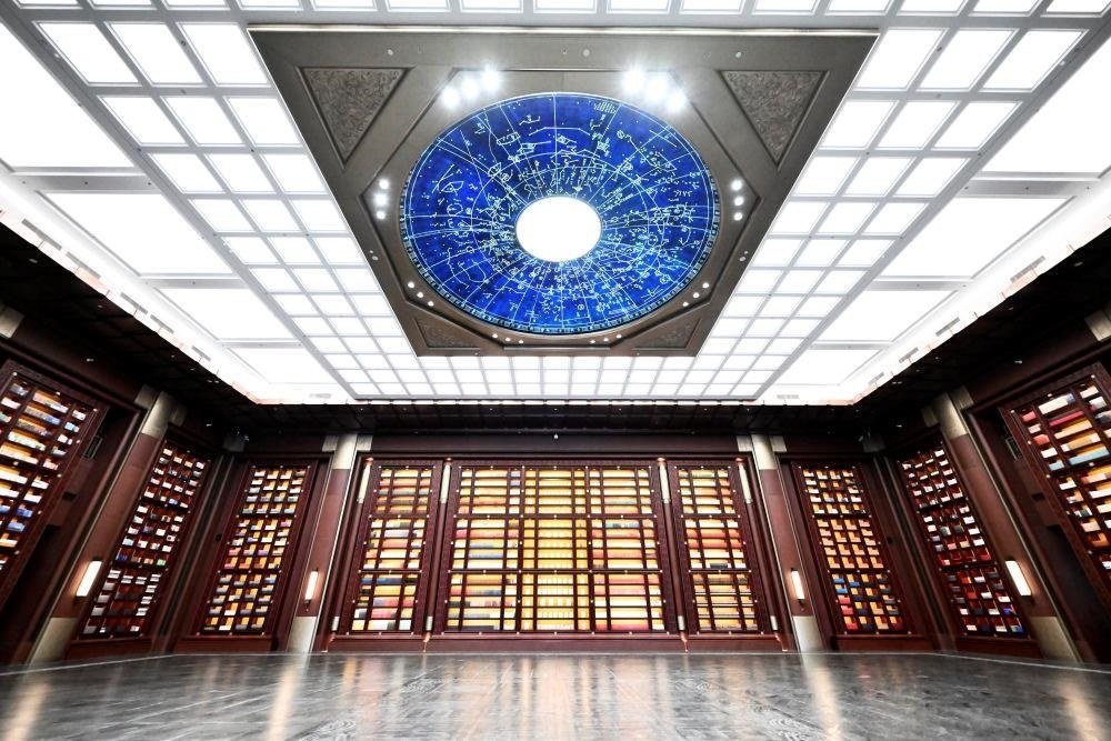 △中國(guó)國(guó)家版本館中央總館“文瀚閣”內(nèi)景。星空穹頂上是一幅宋代石刻天文圖，傳遞著“文瀚閣”的寓意：中華文明如星空般浩瀚璀璨。