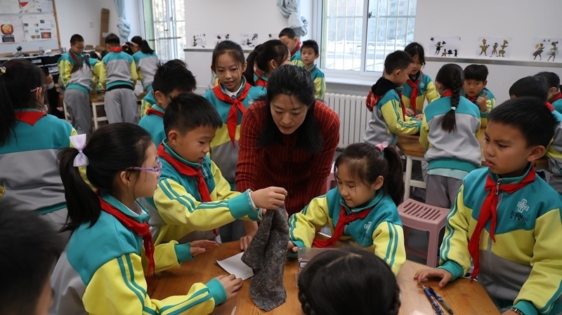 科學(xué)老師教同學(xué)制作消聲裝置。校方供圖