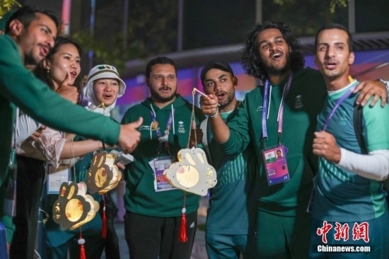 資料圖：9月29日，中國(guó)傳統(tǒng)節(jié)日中秋節(jié)，杭州亞運(yùn)會(huì)運(yùn)動(dòng)員村舉辦中秋主題活動(dòng)，中外運(yùn)動(dòng)員們歡聚一堂。圖為沙特阿拉伯運(yùn)動(dòng)員手持燈籠拍攝照片。<a target='_blank' href='/'><p align=