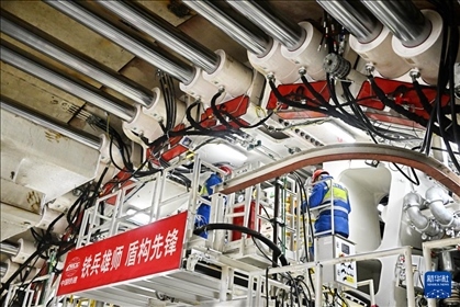 12月30日，中鐵十四局技術(shù)人員在盾構(gòu)掘進(jìn)開(kāi)始前檢查“海天號(hào)”盾構(gòu)機(jī)。新華社記者 李紫恒 攝