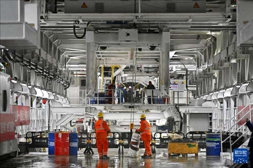 12月30日，建設(shè)者在青島膠州灣第二隧道工程南線主線隧道盾構(gòu)掘進(jìn)現(xiàn)場(chǎng)作業(yè)。新華社記者 李紫恒 攝